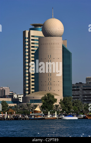 Paesaggi urbani di Dubai Cityscapes di Dubai - Dubai Creek con Etisalat Edificio, Deira e al Reem Torre dietro. Foto Stock