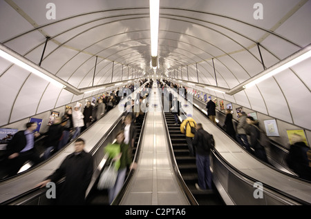 La metropolitana di Londra - scale mobili Foto Stock