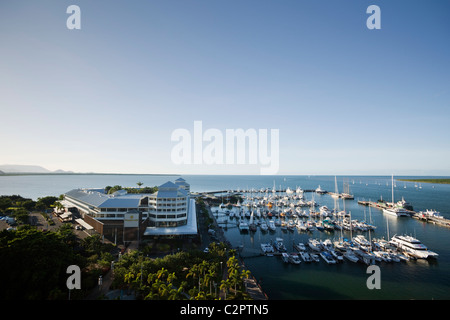 L'hotel Shangri-La e Marlin Marina al tramonto. Cairns, Queensland, Australia Foto Stock