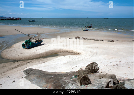 Barche sulla spiaggia di Hua Hin Foto Stock