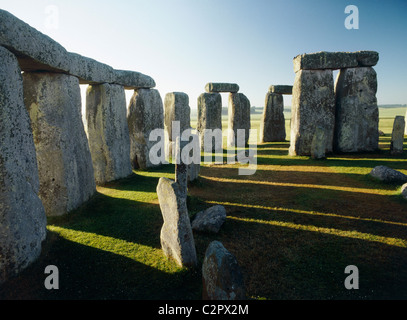 Stonehenge. Vista dal nord verso il cerchio di sarsen bluestones e uno trilithon. Foto Stock