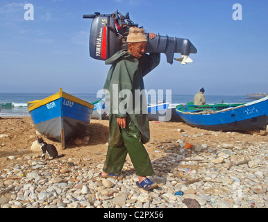 Pescatore con motore Yamaha sulla spiaggia di Taghazout, Marocco Foto Stock