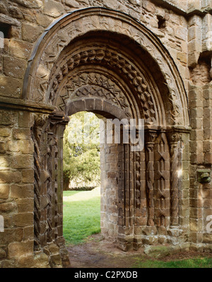 Lilleshall Abbey. Processionale porta verso la navata dal chiostro. Foto Stock