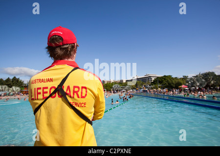 Bagnino di salvataggio a guardare oltre i nuotatori presso la laguna di Esplanade. Cairns, Queensland, Australia Foto Stock
