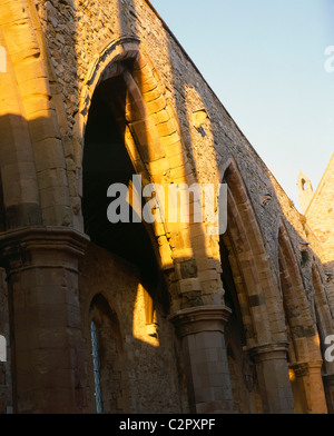 Portsmouth Royal chiesa Garrison. Interno della navata scoperchiata mostra arcade archi. Foto Stock