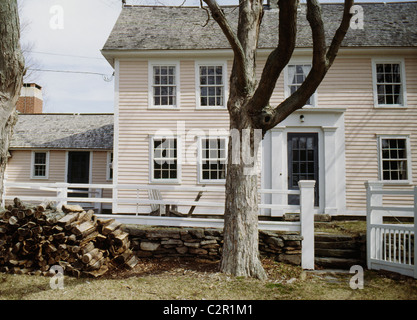 Fine XVIII - inizio 19thc in legno a telaio clapboard agriturismo in inverno, logpile di legna da ardere, Lyme, Connecticut Foto Stock