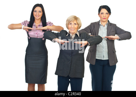 Un gruppo di donne di business fitness facendo prima di iniziare il loro lavoro isolato su sfondo bianco Foto Stock