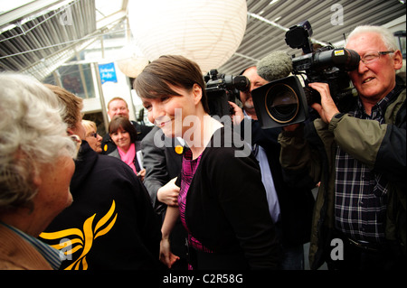 Kirsty Williams , leader del Welsh liberal-democratici per lanciare il manifesto elettorale in Aberaeron , Ceredigion West Wales Foto Stock