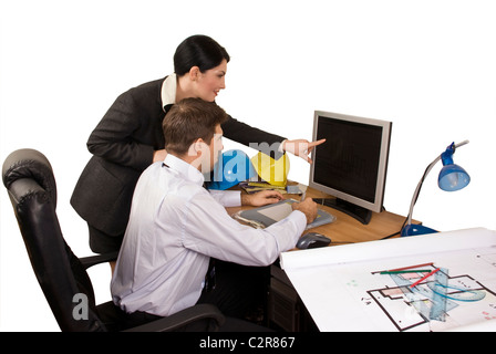 Gruppo di giovani architetti in ufficio a lavorare,l'architetto donna puntando sullo schermo del computer Foto Stock