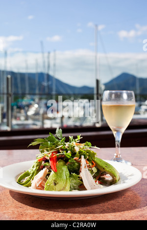 Pollo e insalata di avocado al Boardwalk Cafe sul lungomare. Il Molo, Cairns, Queensland, Australia Foto Stock