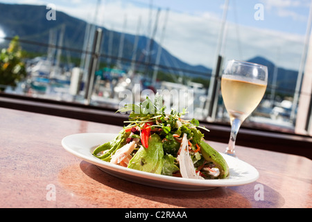 Pollo e insalata di avocado al Boardwalk Cafe sul lungomare. Il Molo, Cairns, Queensland, Australia Foto Stock