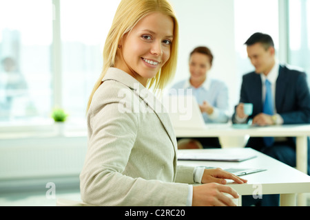 Ritratto di una giovane bella imprenditrice in ambiente di lavoro Foto Stock