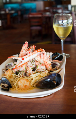 Spaghetti allo scoglio (piatti di pasta) a Villa Romana Trattoria. Esplanade, Cairns, Queensland, Australia Foto Stock