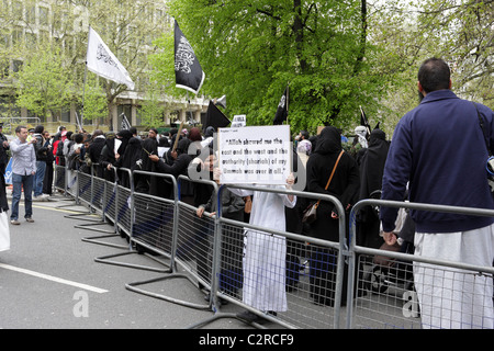 Dimostrazione di musulmani al di fuori dell Ambasciata americana in Grosvenor Square, Londra. Foto Stock