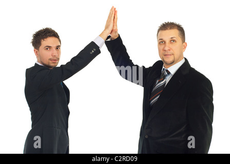 Due uomini di affari in tuta dando alta cinque isolati su sfondo bianco Foto Stock