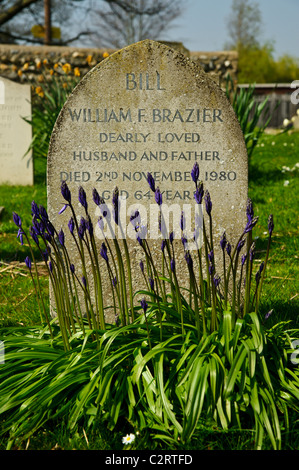 Un ben conservato tomba con bluebells crescendo davanti alla lapide presso la chiesa parrocchiale di Santa Maria Vergine, East Preston, accesa Foto Stock