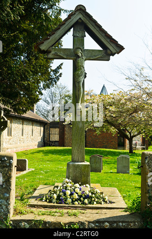 Legno 'Gesù sulla croce" presso la chiesa parrocchiale di Santa Maria Vergine, East Preston, Littlehampton Foto Stock