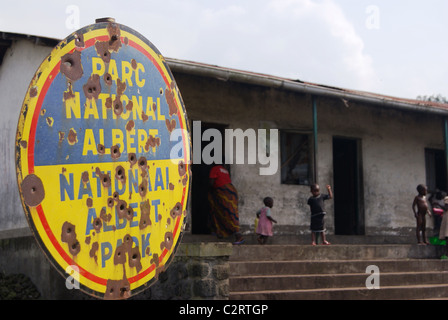 Virungas National Park, NELLA REPUBBLICA DEMOCRATICA DEL CONGO: un vecchio segno ai piedi del monte Nyiragongo mostra le cicatrici da Africa della Grande Guerra. Foto Stock