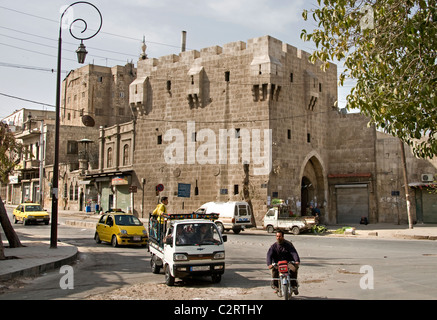 Aleppo Bazaar Souk Souq porta Vecchia città di parete Siria Syrian Medio Oriente Foto Stock