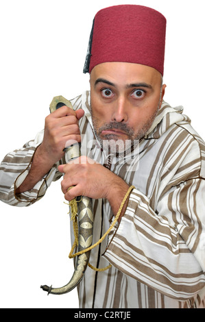 Uomo arabo con un pugnale facendo facce buffe isolato in bianco Foto Stock
