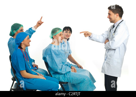 Medico insegnante chiede a un medico donna una questione ma altri medico donna sa la risposta e alzando la mano in una classe di medico Foto Stock