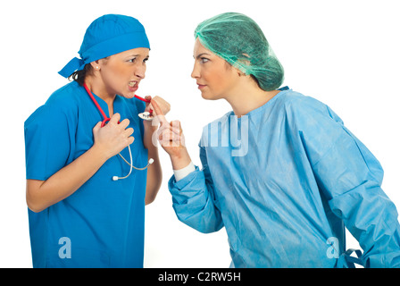 Furious medici donne sostenendo isolati su sfondo bianco Foto Stock