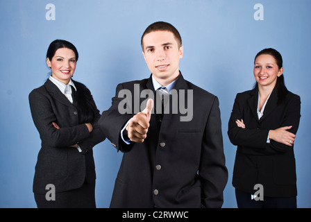 Tre persone business team con due donne con le braccia piegate e un uomo d affari di fronte all immagine dando pollice in alto Foto Stock