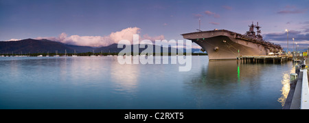 La USS Essex ormeggiata in Trinity Inlet. Cairns, Queensland, Australia Foto Stock