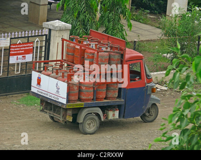 Un tempo caricato con gas GPL cilindri di Pune, Maharashtra, India Foto Stock