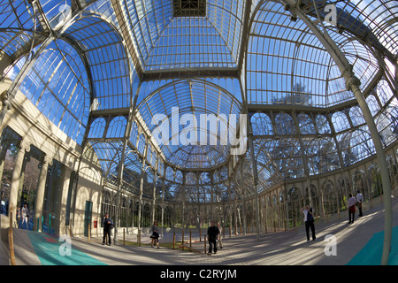 I visitatori e i turisti ammirano il Palacio de Cristal, Crystal Palace, il Parque del Retiro, il Parco del Retiro di Madrid, Spagna, Europa UE Foto Stock