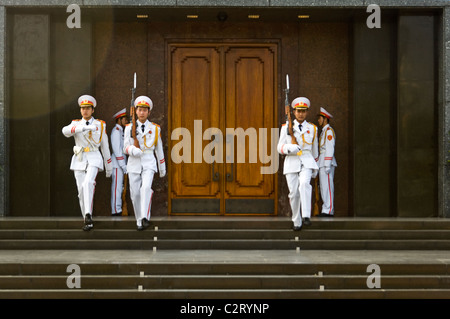 Orizzontale fino in prossimità del cambio della guardia presso il Mausoleo di Ho Chi Minh in Ba Dinh Square, Central Hanoi. Foto Stock