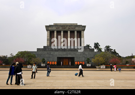 In orizzontale ampia angolazione del il Mausoleo di Ho Chi Minh in Ba Dinh Square. Foto Stock