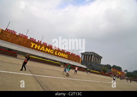 In orizzontale ampia angolazione del il Mausoleo di Ho Chi Minh in Ba Dinh Square. Foto Stock