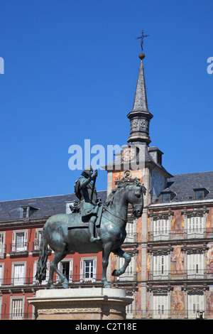 Plaza Major, Casa Panaderia e la statua equestre di Filippo III di sole primaverile, Madrid, Spagna, Europa UE Foto Stock