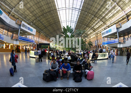 Giardini tropicali dentro la stazione ferroviaria di Atocha, Madrid, Spagna, Europa UE Foto Stock