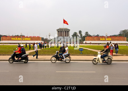 Orizzontale ad angolo ampio di persone che visitano il mausoleo di Ho Chi Minh in Ba Dinh Square a Hanoi. Foto Stock