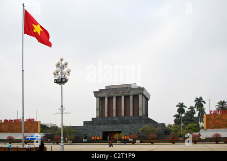In orizzontale ampia angolazione del il Mausoleo di Ho Chi Minh in Ba Dinh Square. Foto Stock