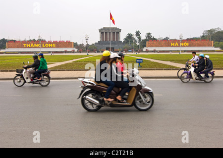 In orizzontale ampia angolazione del il Mausoleo di Ho Chi Minh in Ba Dinh Square con scooter e motociclette da parte di guida. Foto Stock