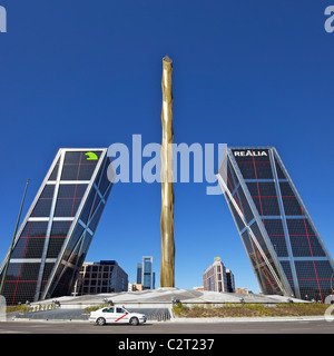 Torri Kio alla fine del Paseo de la Castellana, Torres Kio, Puerta de Europa, Plaza de Castilla, Madrid, Spagna, Europa UE Foto Stock