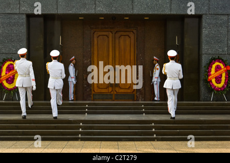 Orizzontale fino in prossimità del cambio della guardia presso il Mausoleo di Ho Chi Minh in Ba Dinh Square, Hanoi. Foto Stock