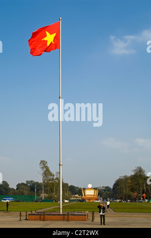 Vista verticale della 'cờ đỏ sao vàng' (bandiera rossa con una stella gialla) la bandiera nazionale del Vietnam in Ba Dinh piazza nel sun. Foto Stock