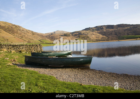 Lake District Cumbria Inghilterra verde tre barche a remi ormeggiate al fianco di Watendlath Tarn Foto Stock