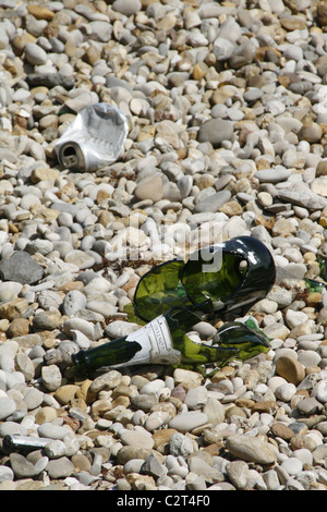 Bottiglia rotta sul piano terreno in sun Foto Stock