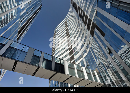 Architettura moderna, grattacieli con superficie in vetro collegata tramite un passaggio pedonale, Pechino Central Business District, Cina Foto Stock