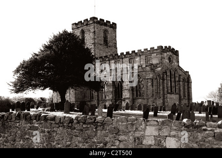 Breedon Chiesa Cristiana sulla sommità della collina Breedon nel Leicestershire, Inghilterra, Regno Unito. La fotografia mostra il cimitero. Foto Stock