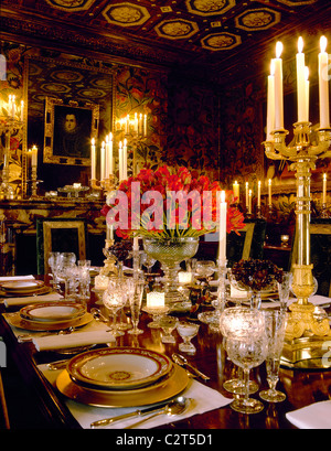 Tradizionale sala da pranzo, cena, servizio impostazione tabella, candelieri in argento Foto Stock