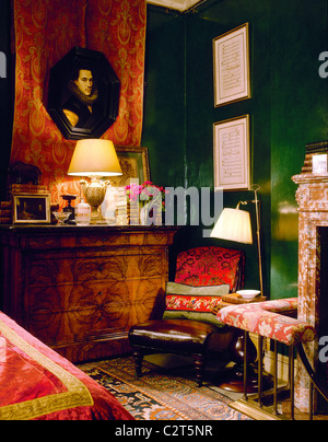 Tradizionale, camera rossa, caminetto in marmo, sede del parafango Foto Stock
