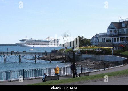 Una nave da crociera si trova al largo della costa vicino al Bar Harbor Inn, Bar Harbor, Maine. Foto Stock