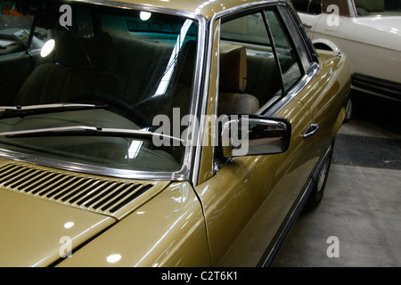 Oro vecchio giallo dorato Mercedes Benz 450 SL auto al motor show Foto Stock