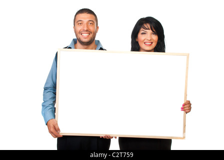 Due persone corporate holding e che mostra una pagina di intestazione vuota e ridere insieme isolato su sfondo bianco Foto Stock
